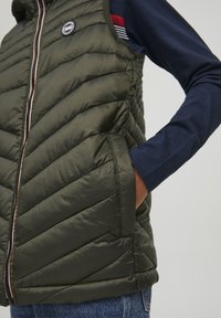 Jack & Jones Junior JJEHERO BODYWARMER HOOD  - Veste - rosin