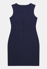 Marineblaue ärmellose Kleid mit einer taillierten Silhouette, das vertikale Nähte und einen verdeckten Reißverschluss auf der Rückseite aufweist. Glatte Stoffoberfläche.