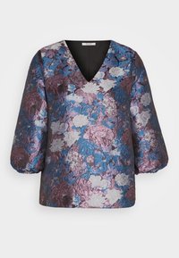 Lila und blaue Bluse mit floralem Muster, V-Ausschnitt, 3/4-puffärmel und einer strukturierten, glänzenden Stoffoberfläche.