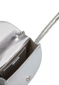 Borsa a tracolla metallizzata argento con tracolla a catena, forma rotonda, texture liscia e scomparto interno con slot per carte.