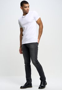 Basic T-shirt - weiß