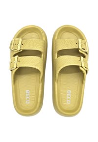 Gele sandalen met twee verstelbare gespen, gestructureerde bandjes en een gevormd voetbed. Gemaakt van lichtgewicht, flexibel materiaal met een gladde afwerking.