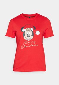 Červená košile s krátkým rukávem s postavou Minnie Mouse v čepici Santa a nápisem "Veselé Vánoce" ve zlatém písmu na přední straně.