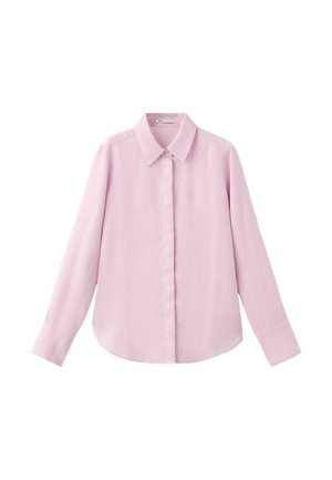 Camisa de manga larga con botones en rosa claro, con cuello clásico y botones delanteros ocultos, presentada extendida sobre un fondo blanco.