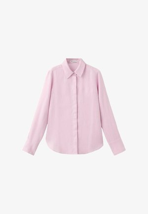 Ružová košeľa s dlhým rukávom a zapínaním na gombíky, s klasickým golierom a skrytým zapínaním vpredu, zobrazená na bielom pozadí.