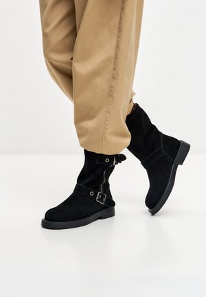 - Botki kowbojki i motocyklowe