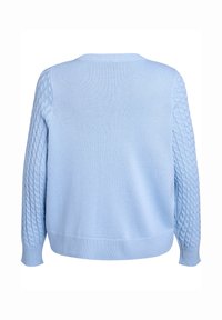 Svetlomodrý pletený sveter s rebrovaným lemom a textúrovanými rukávmi s vrkočovým vzorom. Má jednoduchý okrúhly výstrih a voľný strih.