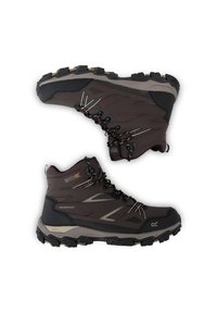 Paire de bottes de randonnée imperméables marron et noires avec semelles robustes et lacets, conçues pour une utilisation en extérieur.