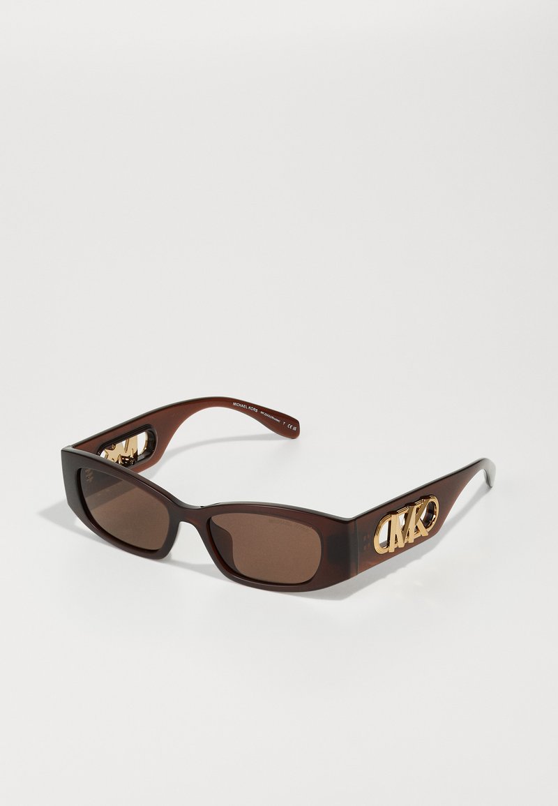 Ochelari de soare rectangulari maro, cu lentile colorate și un accent de logo auriu pe lateral. Rame din plastic cu o finisare netedă.