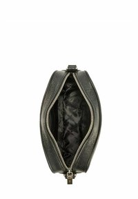 Czarna skórzana torba o fakturowanej powierzchni i srebrnym zamkiem błyskawicznym. Wnętrze wyłożone jest pikowaną czarną tkaniną z subtelnym wzorem.