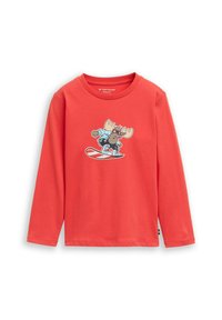 Langärmliges T-Shirt in Korallenfarbe aus weichem Stoff, mit einem Cartoon-Elch-Print, der in der Mitte auf einem Snowboard steht. Etikett am Saum sichtbar.