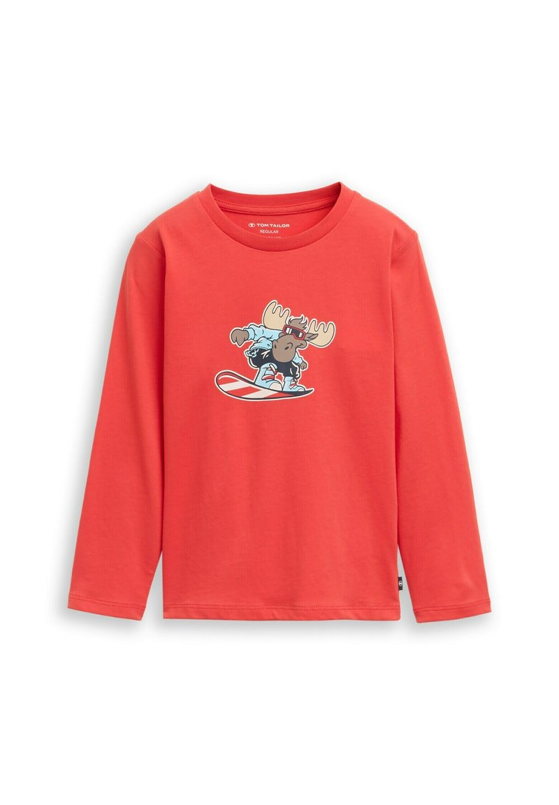 Langärmliges T-Shirt in Korallenfarbe aus weichem Stoff, mit einem Cartoon-Elch-Print, der in der Mitte auf einem Snowboard steht. Etikett am Saum sichtbar.