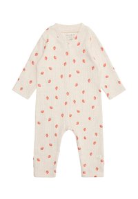 Helle beige Babystrampler mit langen Ärmeln, der eine gerippte Textur und kleine rote Erdbeerprints aufweist. Druckknopfverschluss vorne.