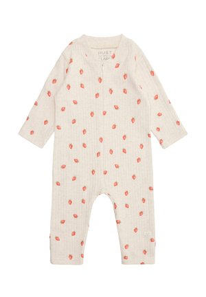 Helle beige Babystrampler mit langen Ärmeln, der eine gerippte Textur und kleine rote Erdbeerprints aufweist. Druckknopfverschluss vorne.