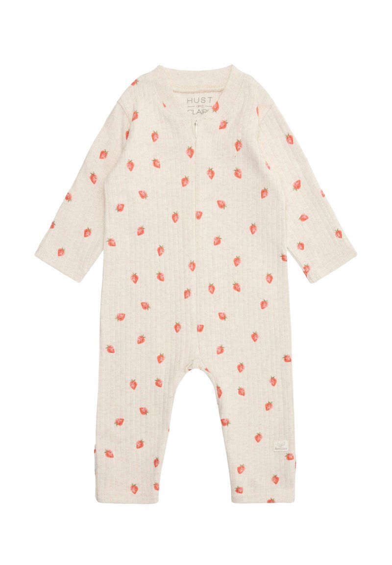 Helle beige Babystrampler mit langen Ärmeln, der eine gerippte Textur und kleine rote Erdbeerprints aufweist. Druckknopfverschluss vorne.
