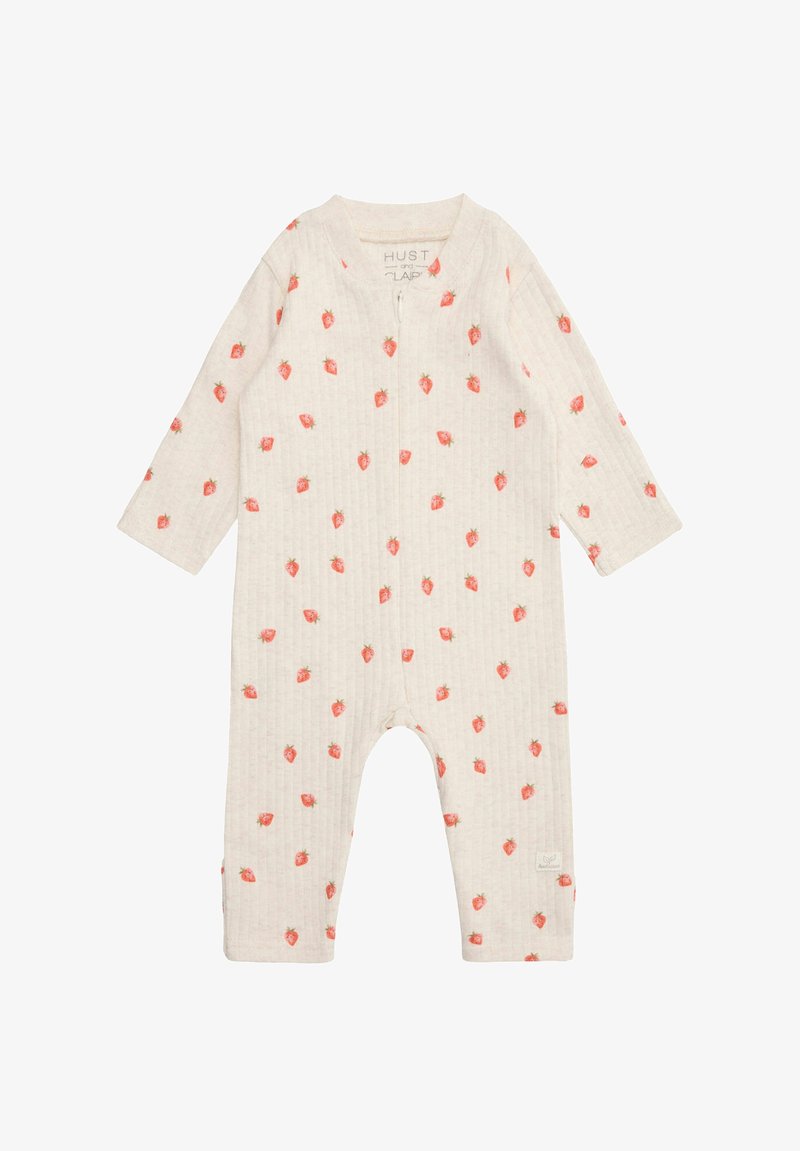 Helle beige Babystrampler mit langen Ärmeln, der eine gerippte Textur und kleine rote Erdbeerprints aufweist. Druckknopfverschluss vorne.