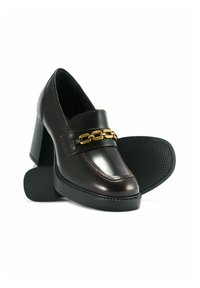 Ciemnobrązowe skórzane szpilki z akcentem w postaci złotego łańcuszka i kontrastującym przeszyciem, z teksturowaną gumową podeszwą.