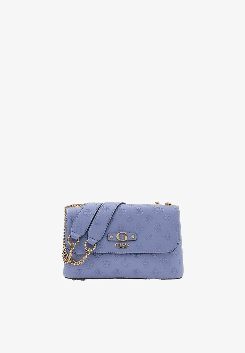 Sac bandoulière Guess lavande avec logos embossés, chaîne dorée et emblème doré "G Guess Est 1981" sur le rabat avant.