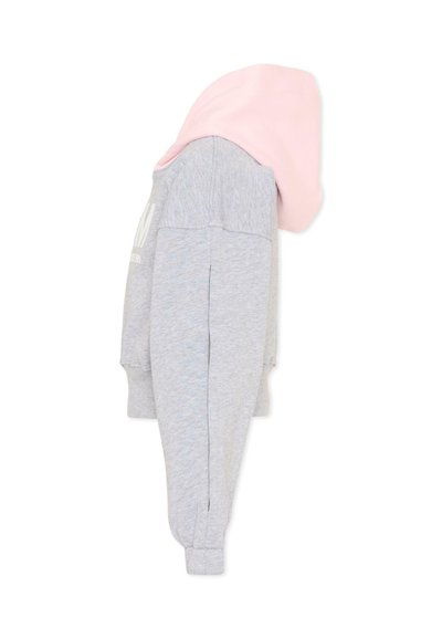 Vista lateral de una sudadera gris con capucha rosa, puños acanalados y un sutil gráfico blanco en el pecho.