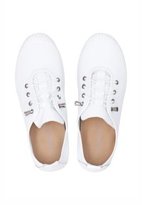 Witte veterschoenen van textuurleer, met een ronde neus en platte zool. Voorzien van metalen oogjes en een gevlochten leren detail op de tong.