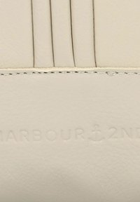 Cartera de cuero blanca con pliegues verticales, letras en relieve que dicen "HARBOUR 2ND", y un sutil detalle de costura a lo largo de los bordes.