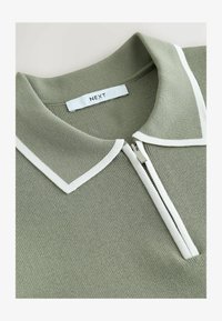 Sélectionné, sage green tipped