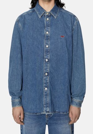 Denimhemd in Mittelblau mit langen Ärmeln, Button-Down-Kragen und durchgehender Knopfleiste. Mit kleinem roten Logo über der linken Tasche.