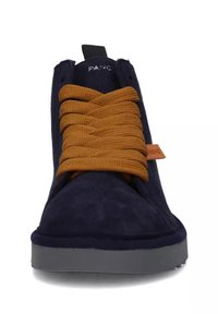 Scarpa in camoscio blu navy con punta arrotondata, con lacci arancioni spessi incrociati e suola in gomma grigia. Marchio visibile sulla parte superiore.
