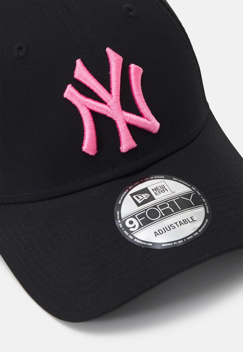 New Era Manchester United FC 9Forty FW Poly Team Casquette Rose/Noir - Officielle
