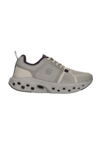 Beige und graue Sportsneaker mit einer dicken, belüfteten Sohle, einem Obermaterial aus Mesh, einer Schnürung vorne und einer Zuglasche an der Ferse.