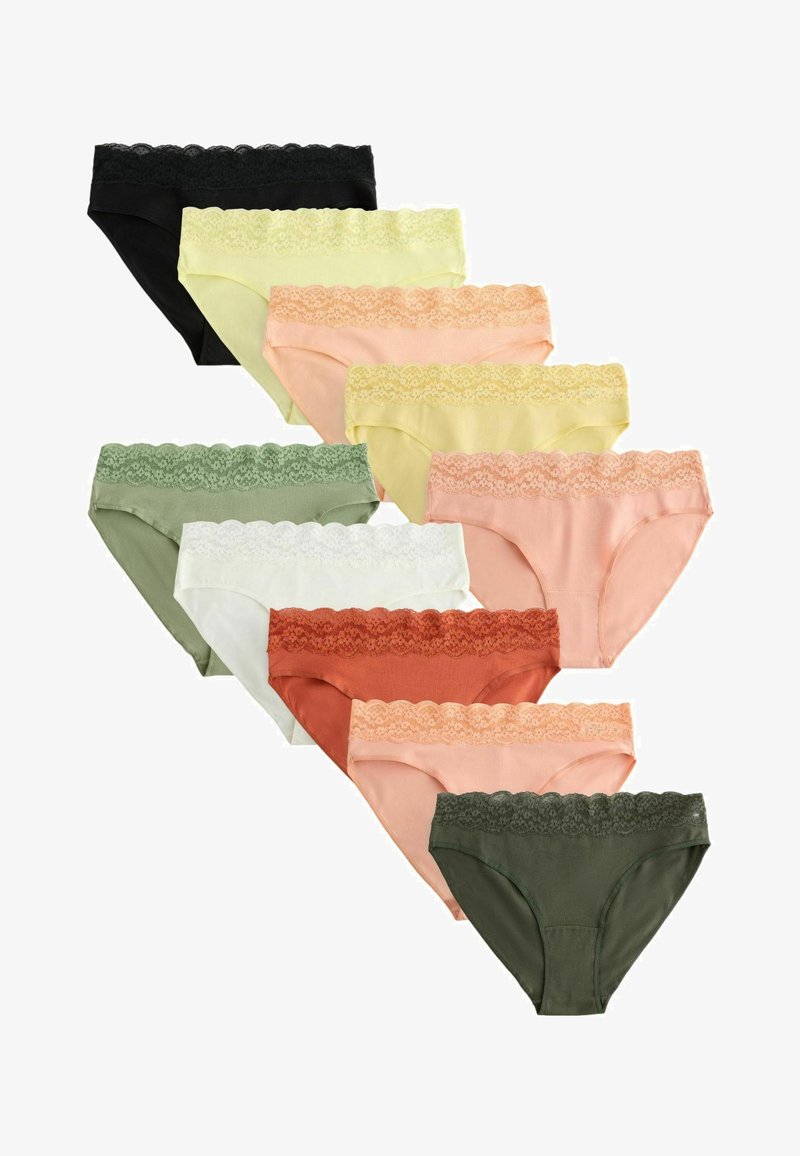 Dziewięć bawełnianych majtek damskich w różnych kolorach, każda z szeroką koronkową gumką w talii, ułożonych w opadającą linię diagonalną.
