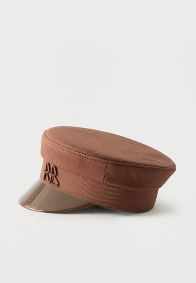 Καφέ στρατιωτικό καπέλο με γυαλιστερή καφέ γείσο και κεντητό λογότυπο "RR" στο πλάι, σε λευκό φόντο.