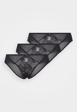 Conjunto de roupa interior preta em renda, com padrão floral e tecido semi-transparente, apresentando uma cintura lisa e detalhe de etiqueta. Inclui três peças.