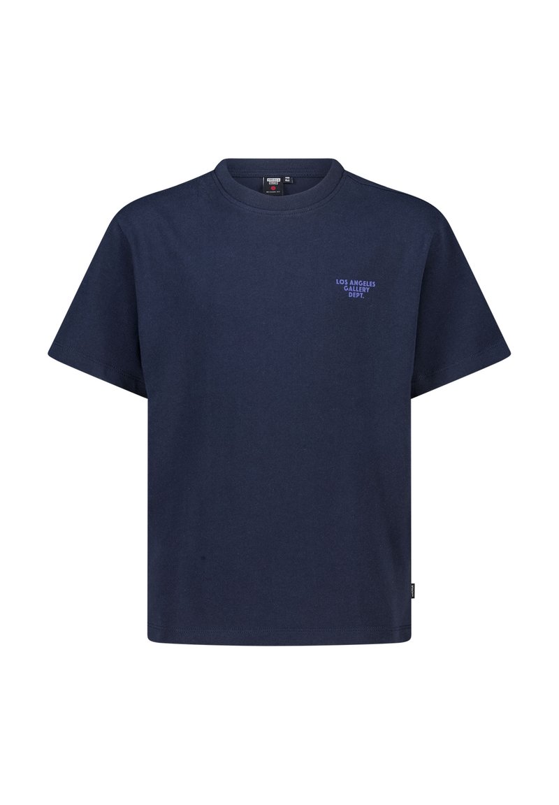 Marineblauwe katoenen t-shirt met ronde hals, korte mouwen en een klein tekstlogo in lichtblauw op de linkerborst. Eenvoudig en onopgesmukt ontwerp.