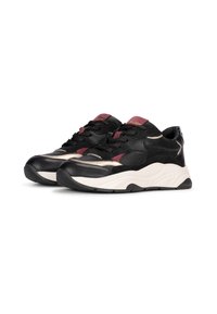Sneaker neri e bordeaux con tomaia in mesh e pelle, punta arrotondata, suola bianca spessa, dettagli testurizzati e lacci piatti neri.