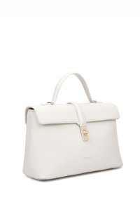 Borsa a mano bianca in pelle con design strutturato, texture liscia, chiusura a patta con dettagli in oro e manico superiore.