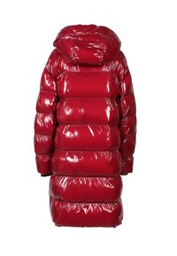 Rode, glanzende pufferjas met een capuchon, voorzien van dikke, buisvormige secties en elastische manchetten voor warmte en comfort.