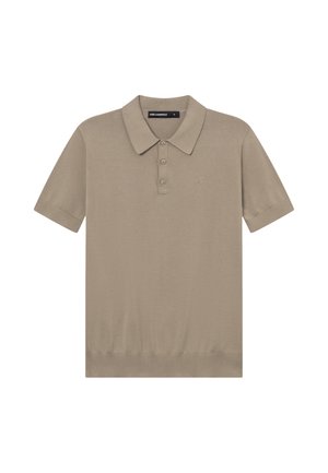 Polo beige de manga corta con tres botones, cuello y un logo bordado sutil en el pecho izquierdo.