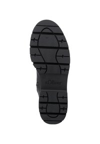 Schwarze Gummisohle mit strukturiertem Profil, das Zickzack- und horizontale Linien aufweist. Die Marke "s.Oliver" ist in der Nähe der Ferse sichtbar.