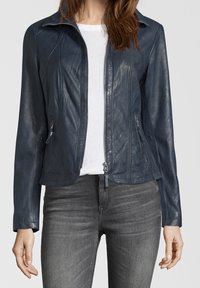 Marinblå läderjacka med dragkedja framtill, figurnära design, två sidofickor och subtila sömdetaljer på axlarna.