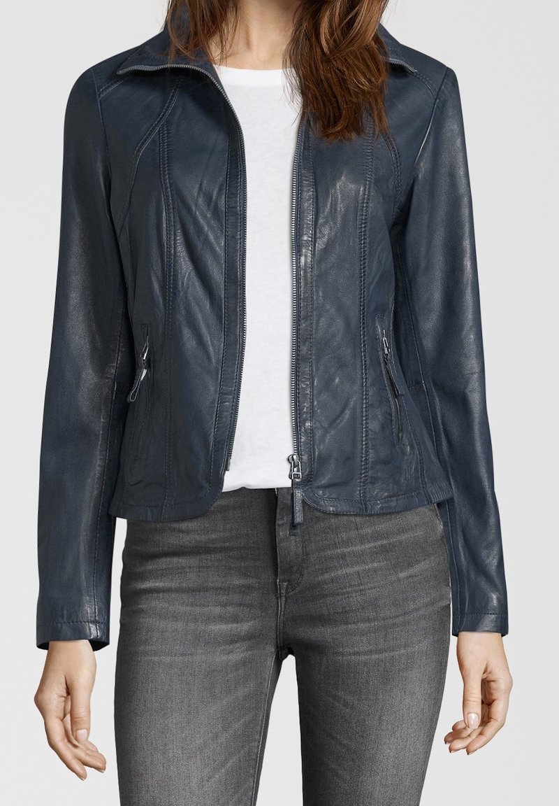 Marinblå läderjacka med dragkedja framtill, figurnära design, två sidofickor och subtila sömdetaljer på axlarna.