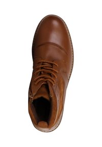 Botín de cuero marrón con acentos de ante texturizado, cordones naranjas y punta redondeada. La suela está cosida, con un interior acolchado.