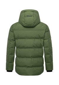 Zelená puffa bunda s odnímateľnou kapucňou, prešitým dizajnom, textúrovanou tkaninou a čiernymi manžetami. Na zadnej strane kapucne sa nachádza logo.
