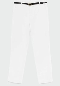 Pantalones blancos con corte recto, que incluyen un cinturón negro con hebilla dorada. Textura suave sin patrones o adornos visibles.