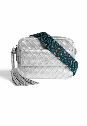 Stříbrná prošívaná crossbody taška s třásněmi a modro-černým leopardím potiskem na popruhu. Obdélníkový tvar s zipovým zavíráním.