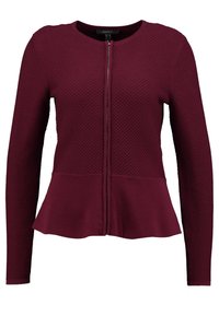 Bordeauxroter Strickjacke mit strukturierter Oberfläche, langen Ärmeln, rundem Halsausschnitt, Reißverschluss vorne und ausgestelltem Saumdetail.