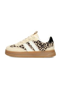 Sneaker beige con stampa leopardata, strisce bianche sui lati, un accento nero sul tallone e suola in gomma.