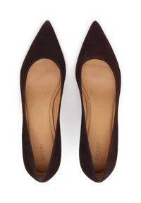 Brūnas zamša augstpapēžu kurpes ar norādītu pirkstu formu un izgriezumiem sānos, ar gludu brūnganu iekšējo zolīti. Nav redzamu aparatūras vai rakstu.