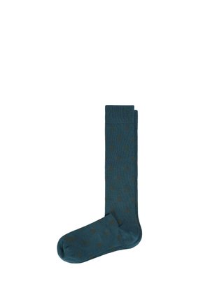 Calcetas hasta la rodilla en color azul verdoso con un puño acanalado, que presentan pequeños patrones marrones en todo su diseño. Fabricadas con una tela suave y flexible.