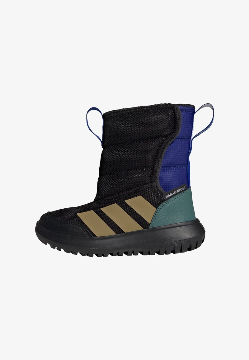 Čierna a modrá zateplená zimná boot s textúrovaným povrchom, zelenými akcentmi a troma hnedými pruhmi na boku. Vybavená gumovou podrážkou.